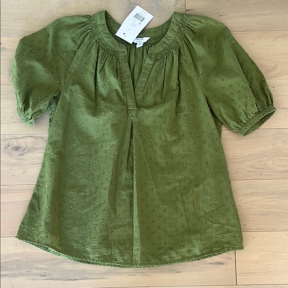 Crown & Ivy Green Blouse with Flowy Design and Puffed Sleeves